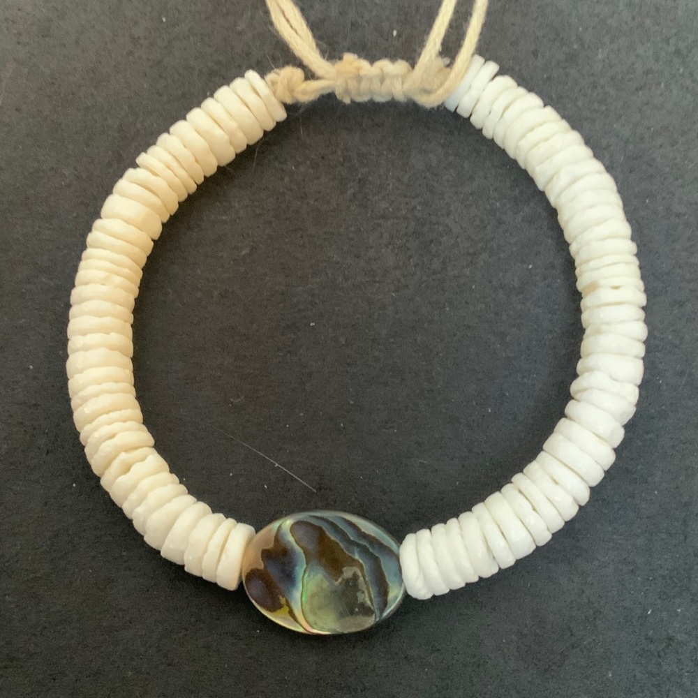 NWOT Elegant Cream Shell Bracelet with Abalone Bead